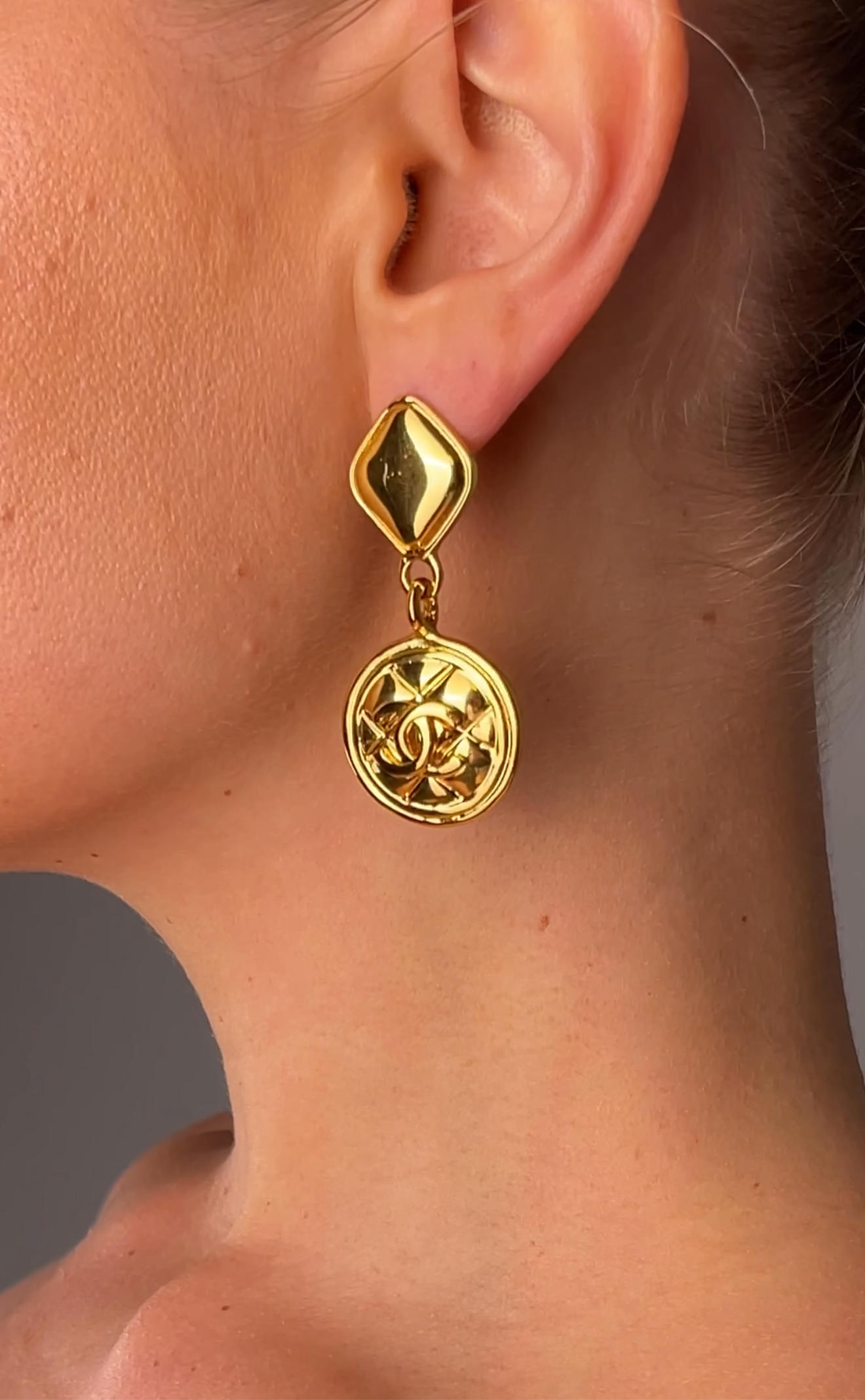 Staple CC Cushion earrings